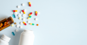 Frascos de medicamentos derramados sobre una mesa