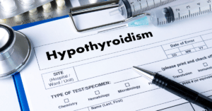 Hypothyreoïdie papieren formulier op een bord met een pen erop