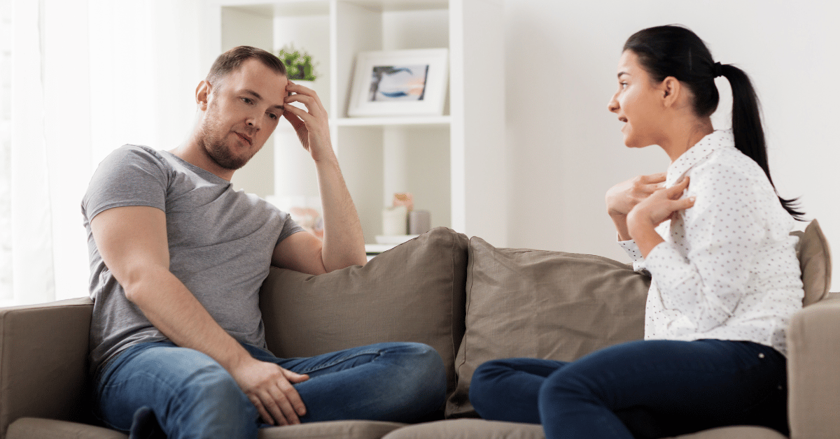 Hermanos discutiendo en el sofá muestra las relaciones entre hermanos y el cuidado de otras personas