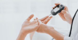 Hand wordt geprikt om de bloedsuikerspiegel te testen op diabetes type 2
