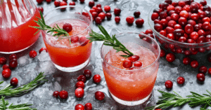 Alcoholvrije rode kerstdrankjes met veenbessen