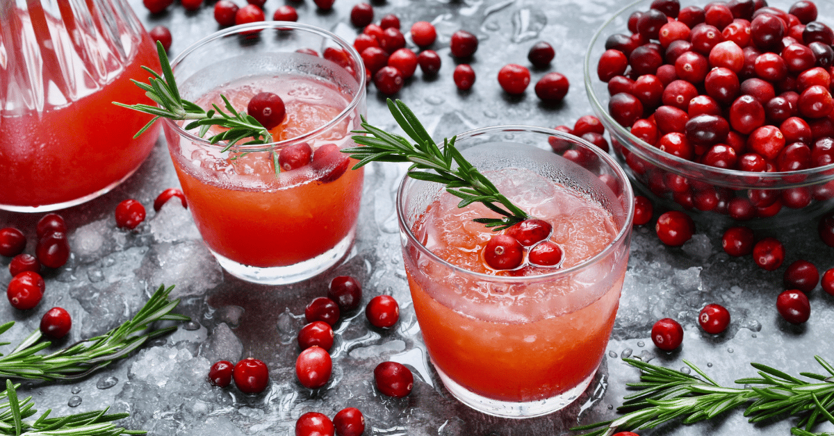 Bebidas navideñas rojas sin alcohol con arándanos rojos