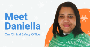 YOURmeds clinical safety officer Daniella glimlacht op een besneeuwde achtergrond