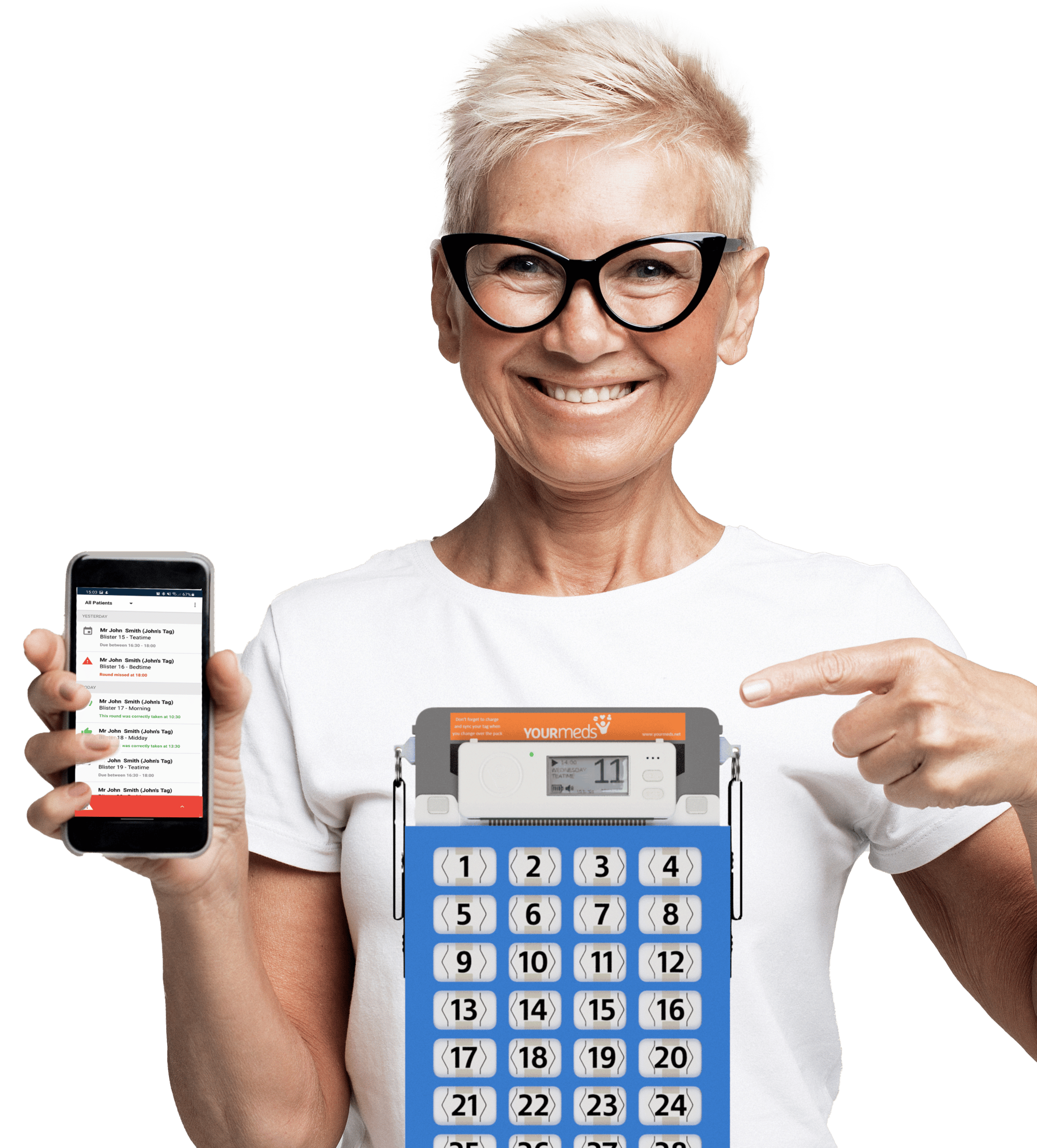 Señora feliz con gafas sosteniendo un iphone en una mano mostrando la aplicación yourmeds supporter y señalando el producto yourmeds switch con la otra mano.